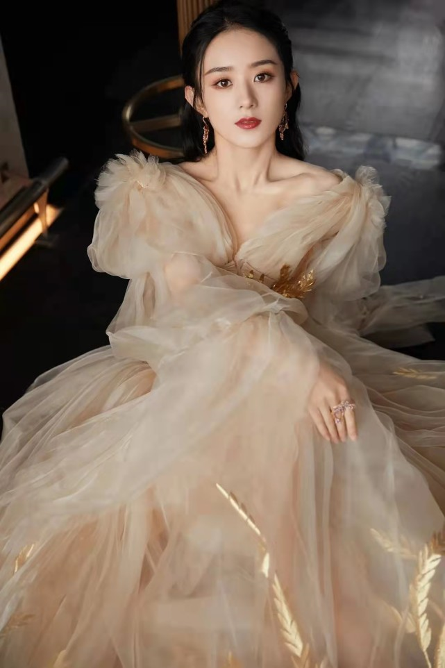 芭莎礼服夜：杨颖翻车，倪妮平淡，胜出的是穿国货的赵丽颖张小斐