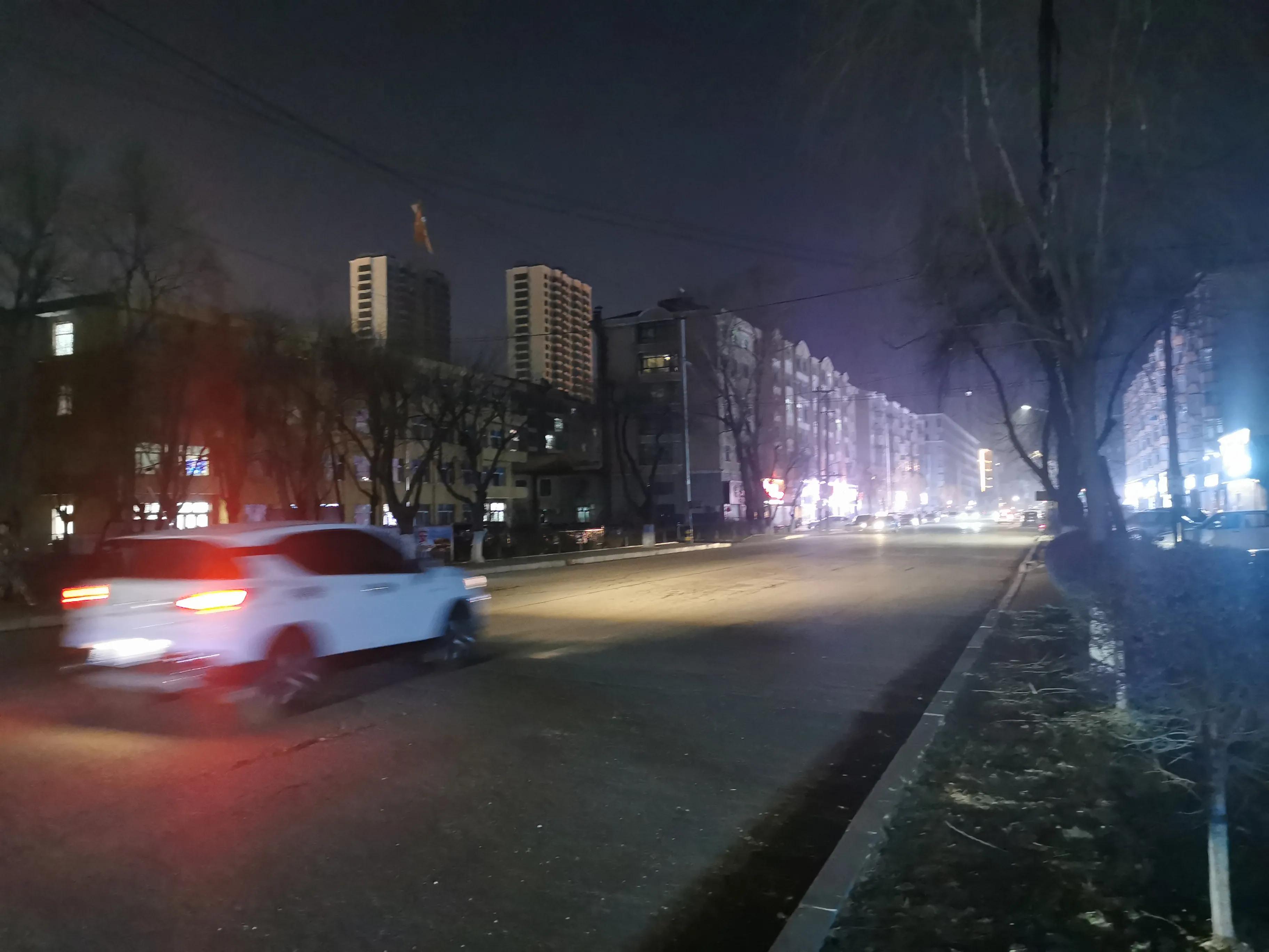 这种提醒很有必要——宝清县胜利街缺两盏路灯，居民出行太不方便