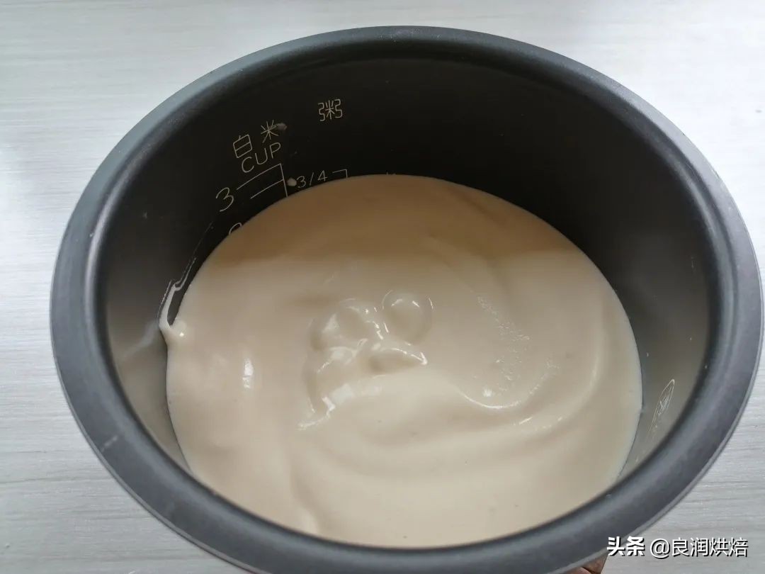 2個雞蛋，一碗麵粉，教你電飯鍋做蛋糕，鬆軟不回縮，做法超簡單