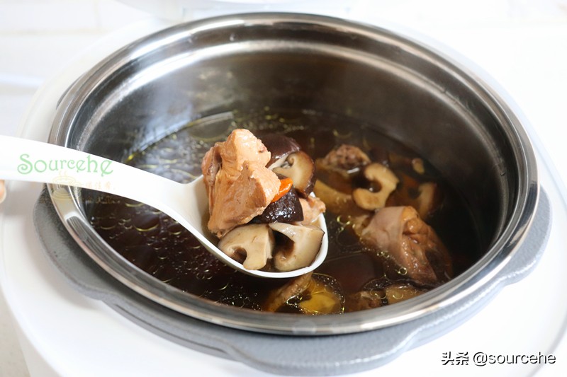 煲雞湯加這三種食材，熱乎乎暖暖的，很適合長輩喝，尤其冬天