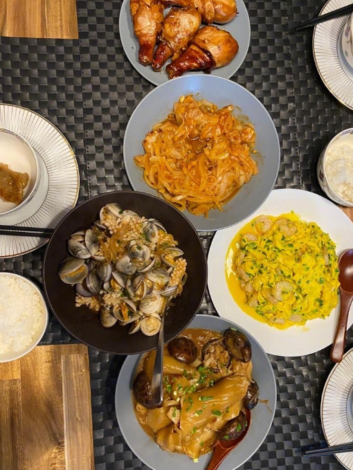 王祖蓝晒全家福庆父亲节，还下厨给李亚男做美食，夫妻俩热吻甜齁