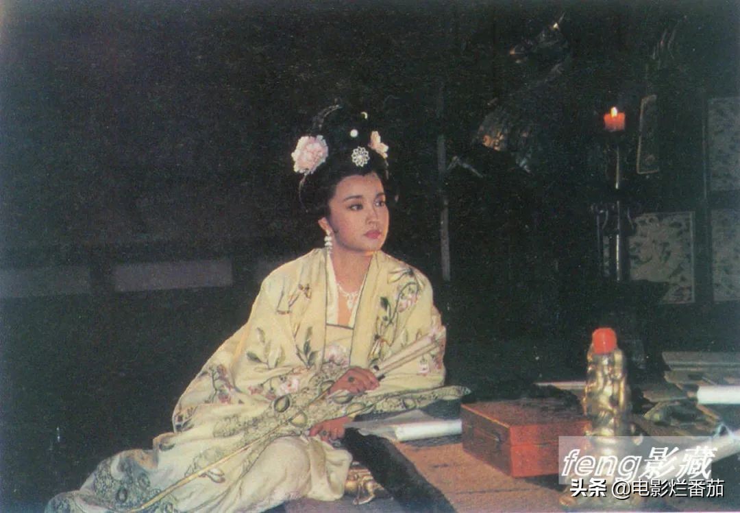 刘晓庆“逆龄”现身颁奖，谦卑表白观众，一个角色令观众终身难忘