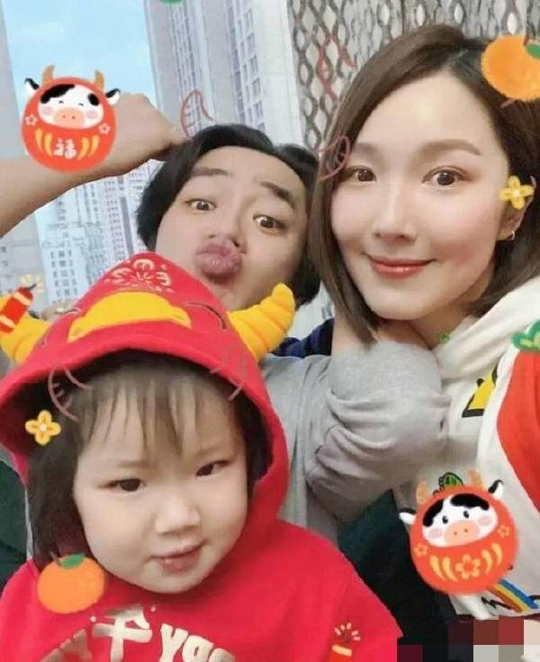 王祖藍夫妻豪華遊艇過節，吃燭光晚餐嘟嘴吻，李亞男卻凍得臉發白