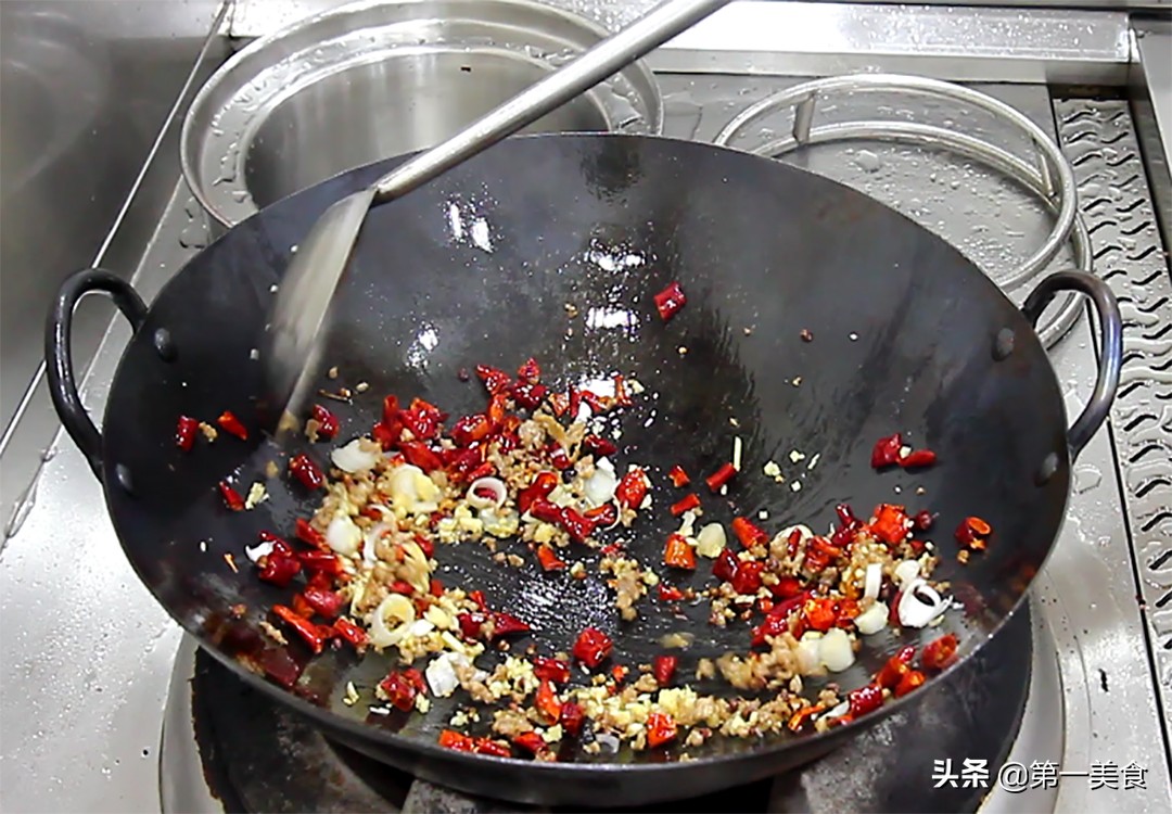 图片[6]-厨师长分享干煸四季豆做法 用一招 四季豆无毒不夹生 香辣可口-起舞食谱网