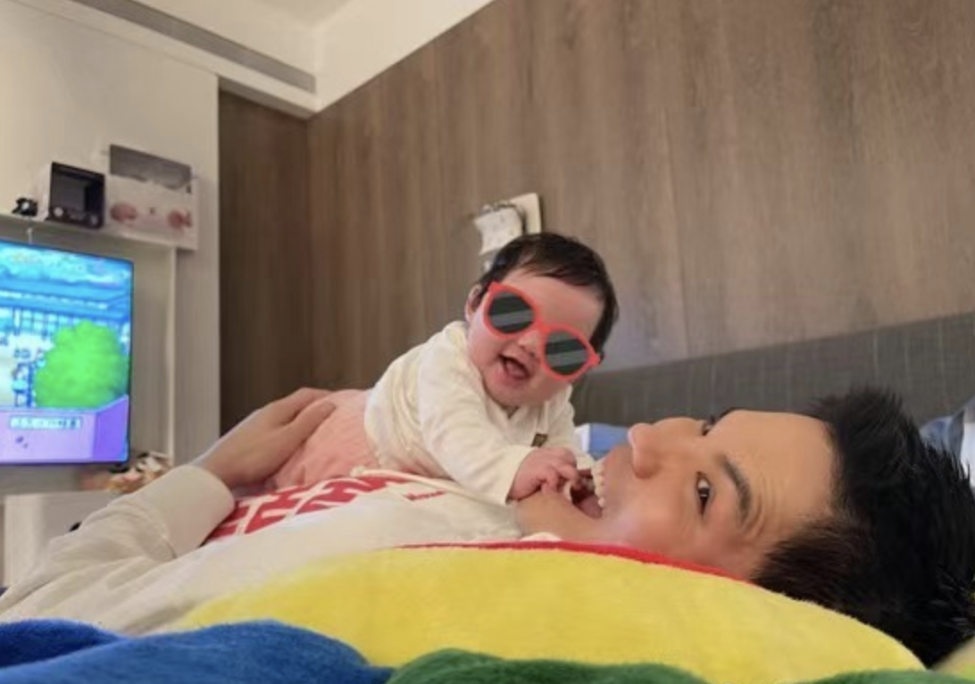 向佐溫馨全家福曝光，女兒長得像混血兒，手臂和郭碧婷手腕一樣粗