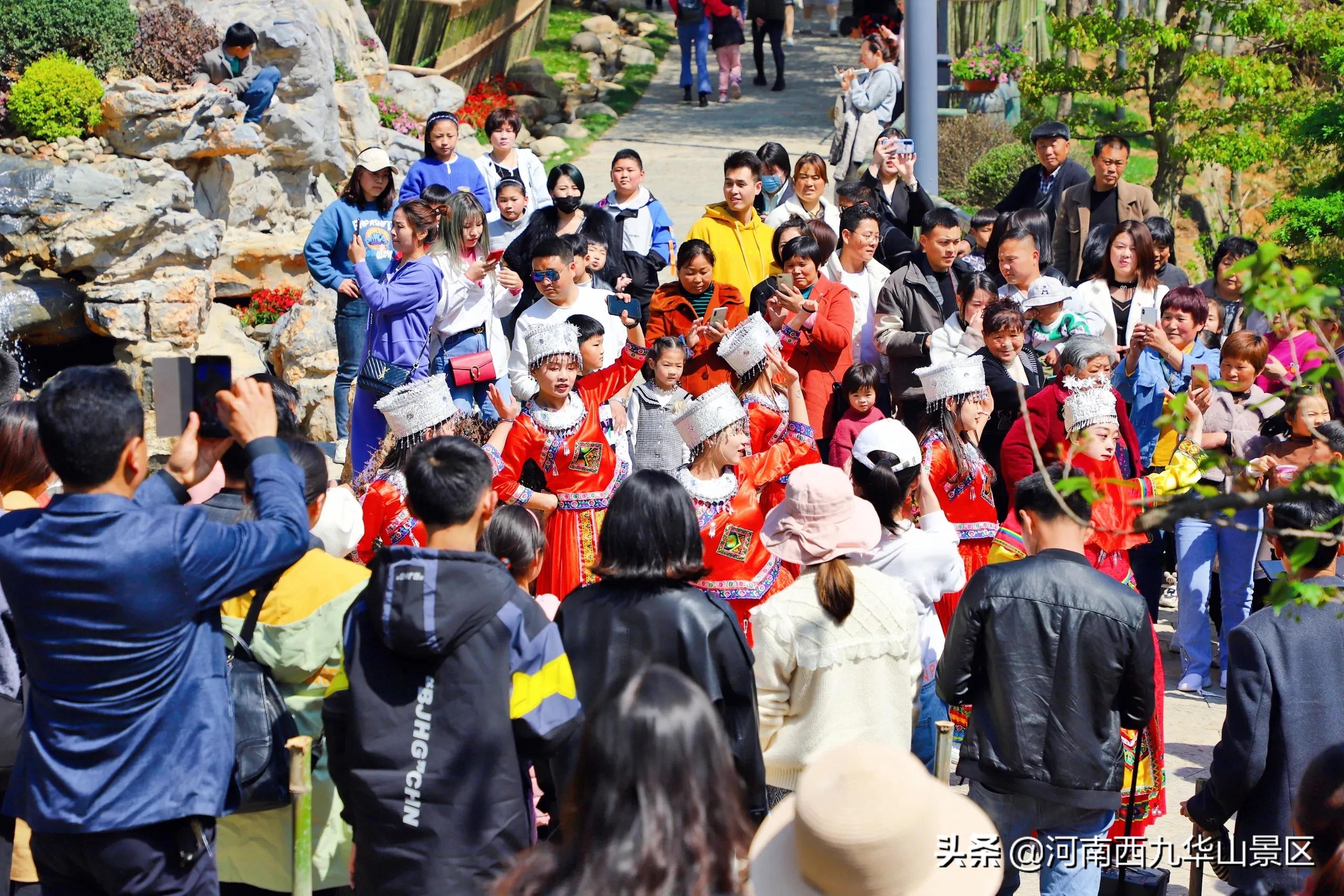 清明假期第二天，西九華山景區迎來客流高峰，人氣爆棚！秩序井然
