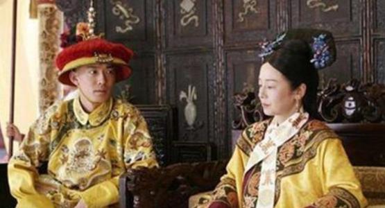 看着两个太监捆绑最爱的妃子，丢到井里溺死，