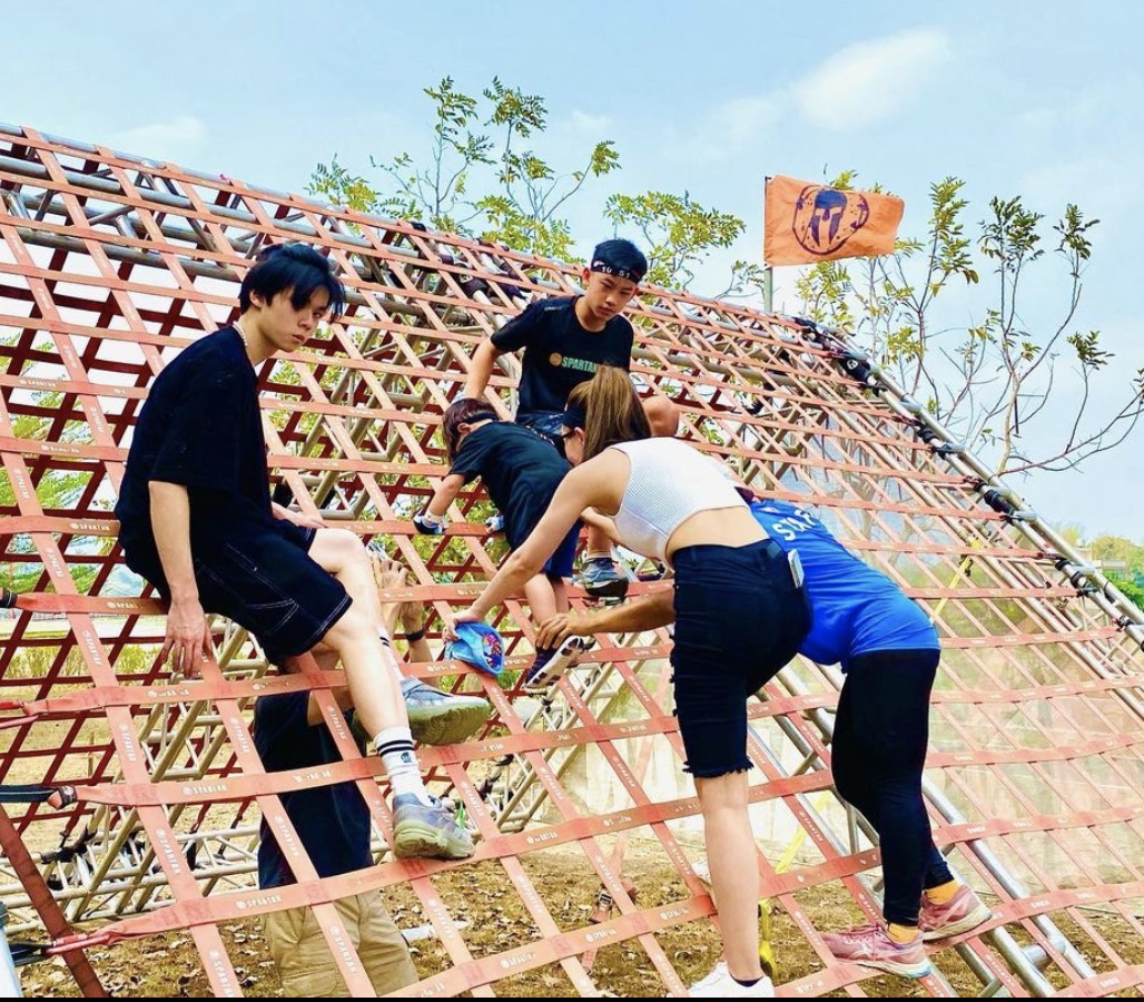 昆凌參加親子運動，女兒搬輪胎不嬌氣，弟弟高冷比耶成Q版周杰倫