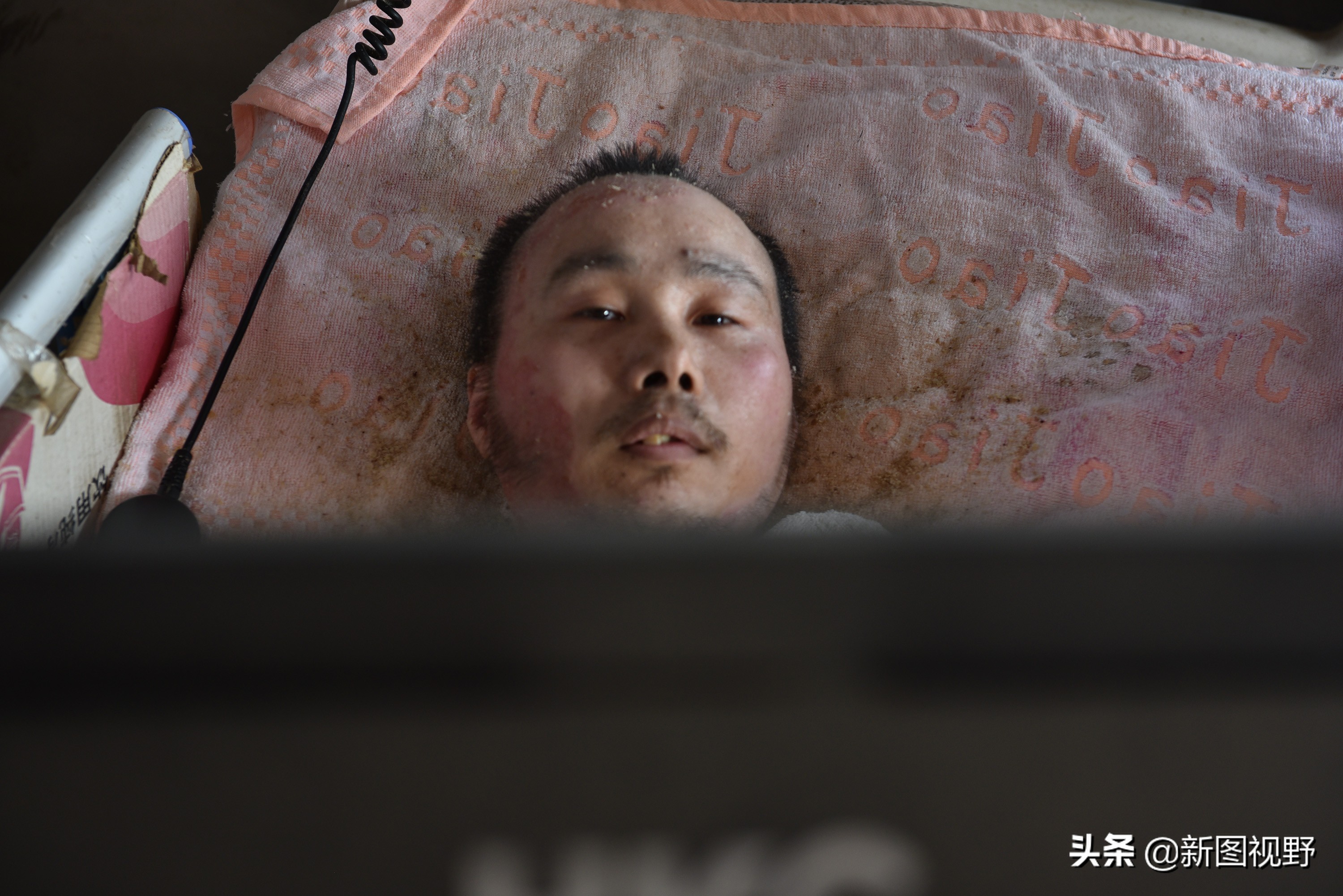 4岁丧母，18岁瘫痪，苦命男孩卧床14年，用电脑挣钱孝敬父亲