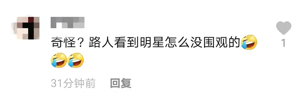 李小璐帶女兒逛商場！ 甜馨成功抓娃娃引歡呼，身邊無人圍觀顯淒涼