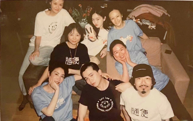 Sweet to  Zuo ! Wang Fei carries the male friendly bureau that go to a meal, 2 people pull a hand to be like first love, little detail of Xie Ting sharp edge is very warm heart