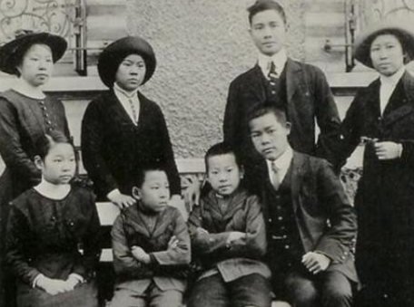 当年汪精卫的儿子回国扫墓，看见他爹的跪像，说了9字就转身离去