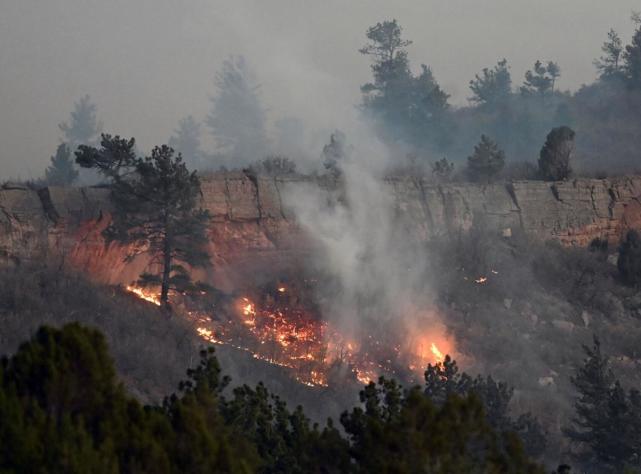 美国科罗拉多州山火蔓延至陆军基地，军方出动“黑鹰”灭火