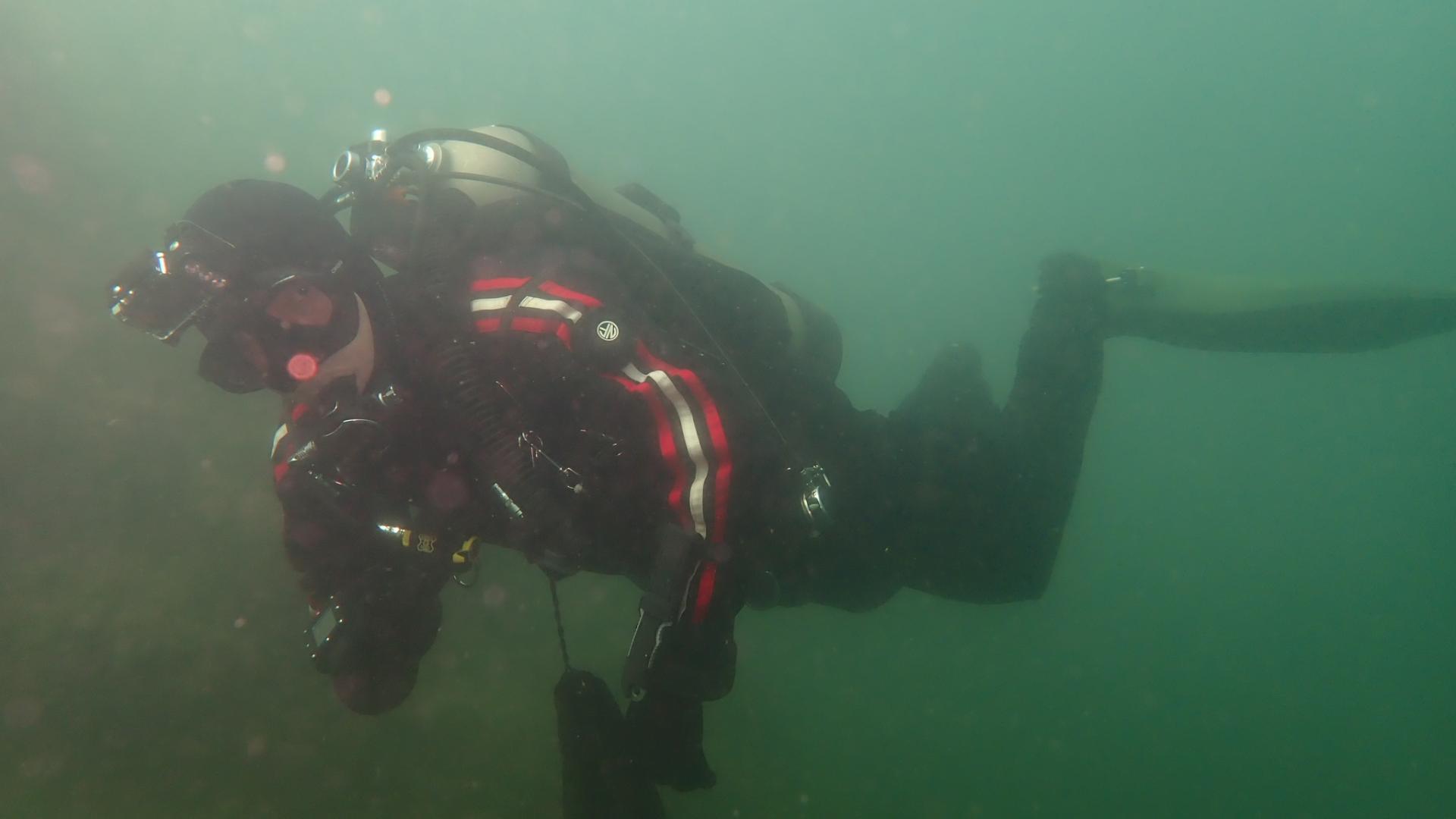 90万人围观的“寻宝游戏”，云南退伍老兵深入水底捡垃圾