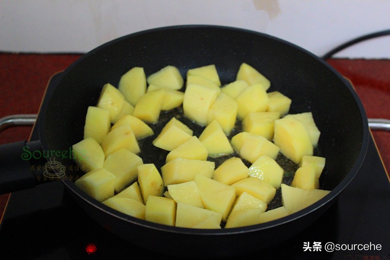 天冷就饞砂鍋煲，魚肉和土豆燉一燉，鮮香味美，熱乎乎很暖胃