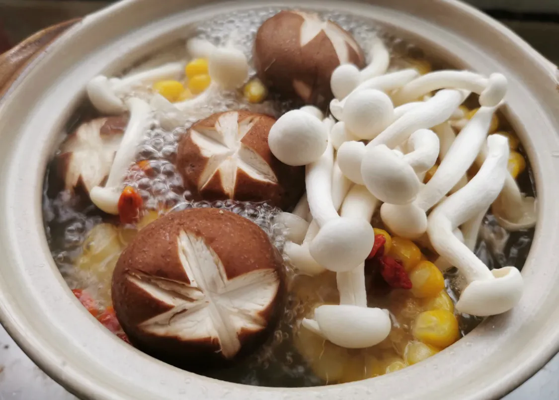 玉米蘑菇骨头汤,超鲜美 美食做法 第5张 玉米蘑菇骨头汤,超鲜美 美食做法 第5张