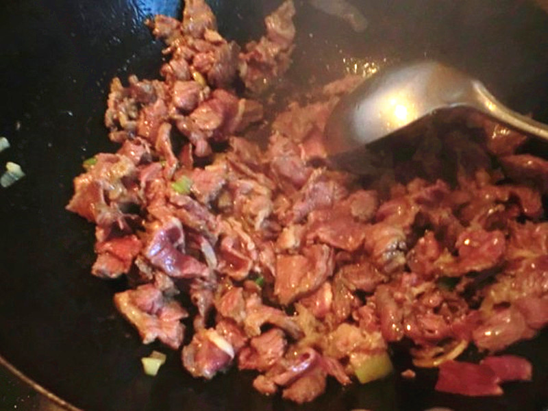 图片[6]-蒜薹炒牛肉 经常做的家常菜 味道鲜香爽口好吃 筷子都停不下来-起舞食谱网