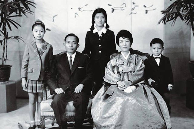 韩国第一位女总统，从闺蜜门到萨德，朴槿惠是