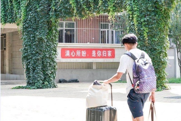 大学生返校被窝里现惊喜，发现5只小可爱，你宿舍“长”过什么？