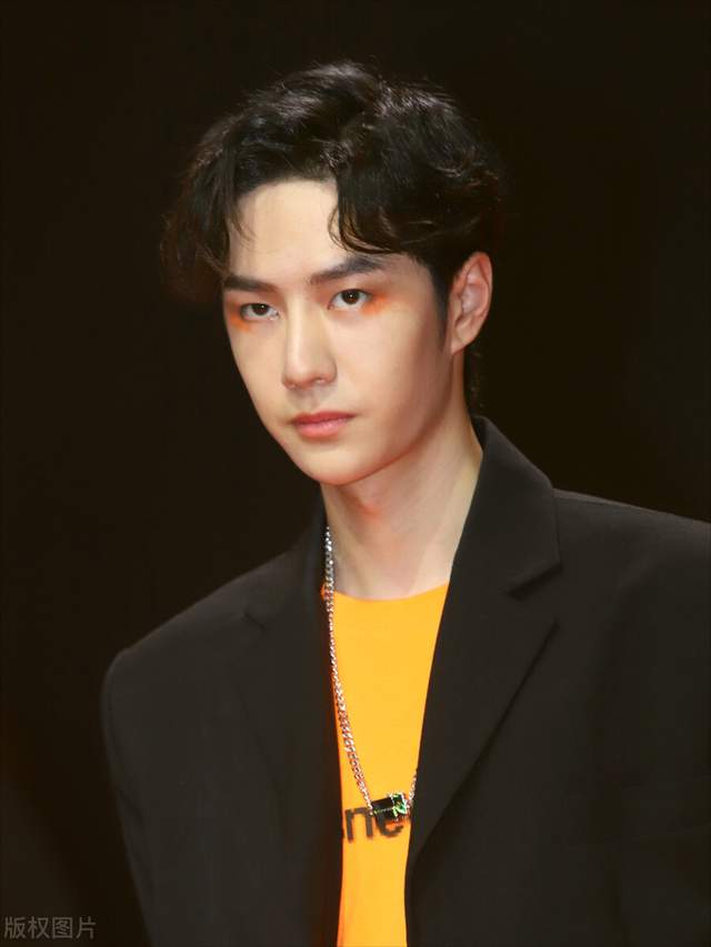 低学历爱豆的故事：光鲜亮丽的偶像，其实只是