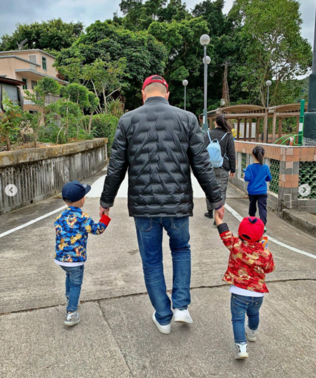 胡杏兒探班胡定欣馬國明，手撫超大孕肚母愛爆棚，孕晚期狀態超佳