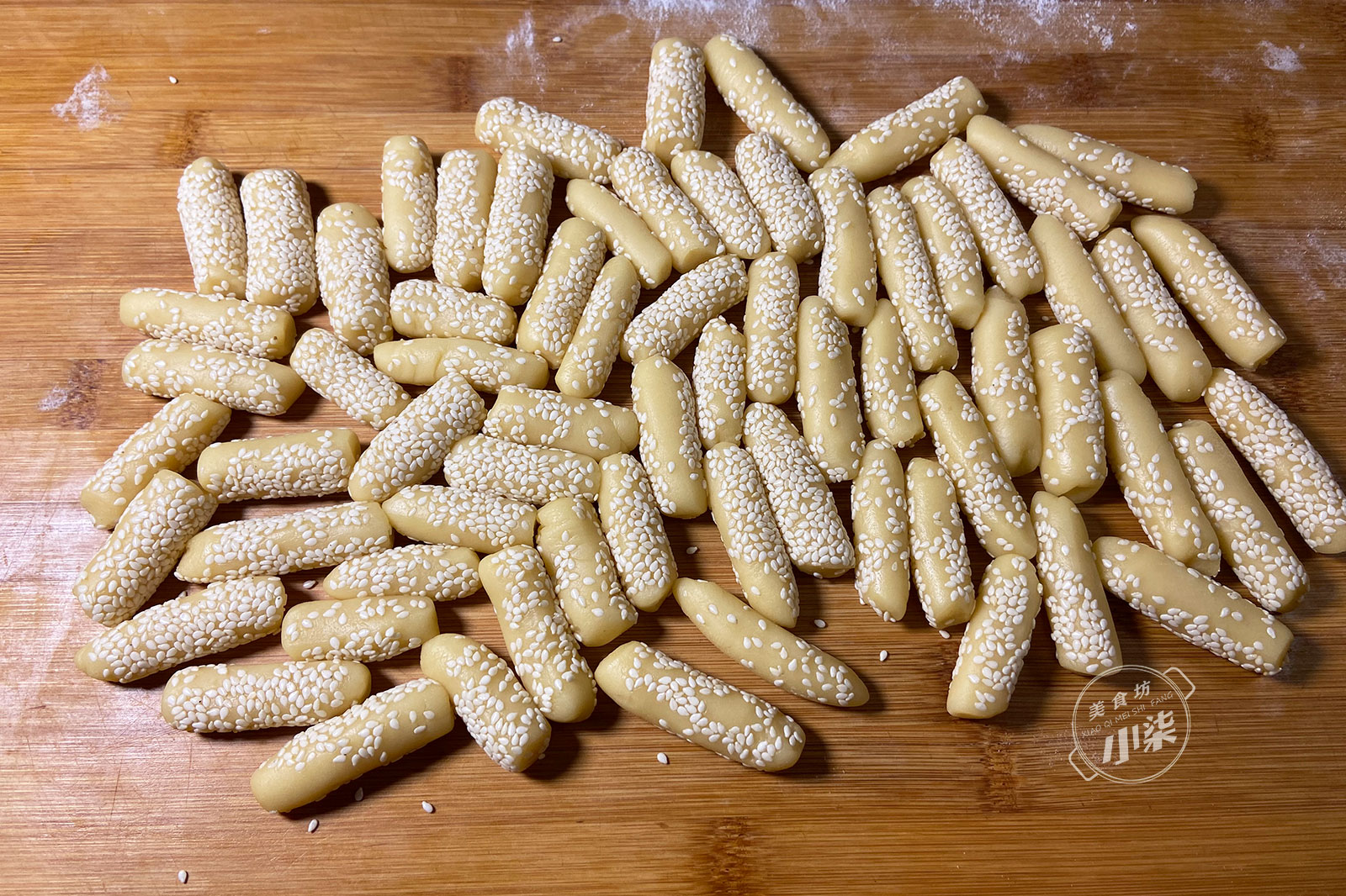 麵粉裡加2個雞蛋，一擀一切個個開口，入口即化，好吃到吮手指