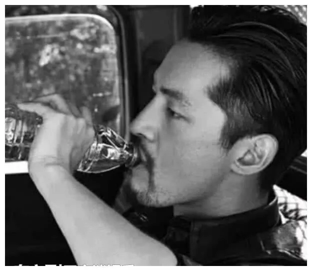 男明星“留胡子”：忍了白宇，忍了张翰，却死在他的喉结上！