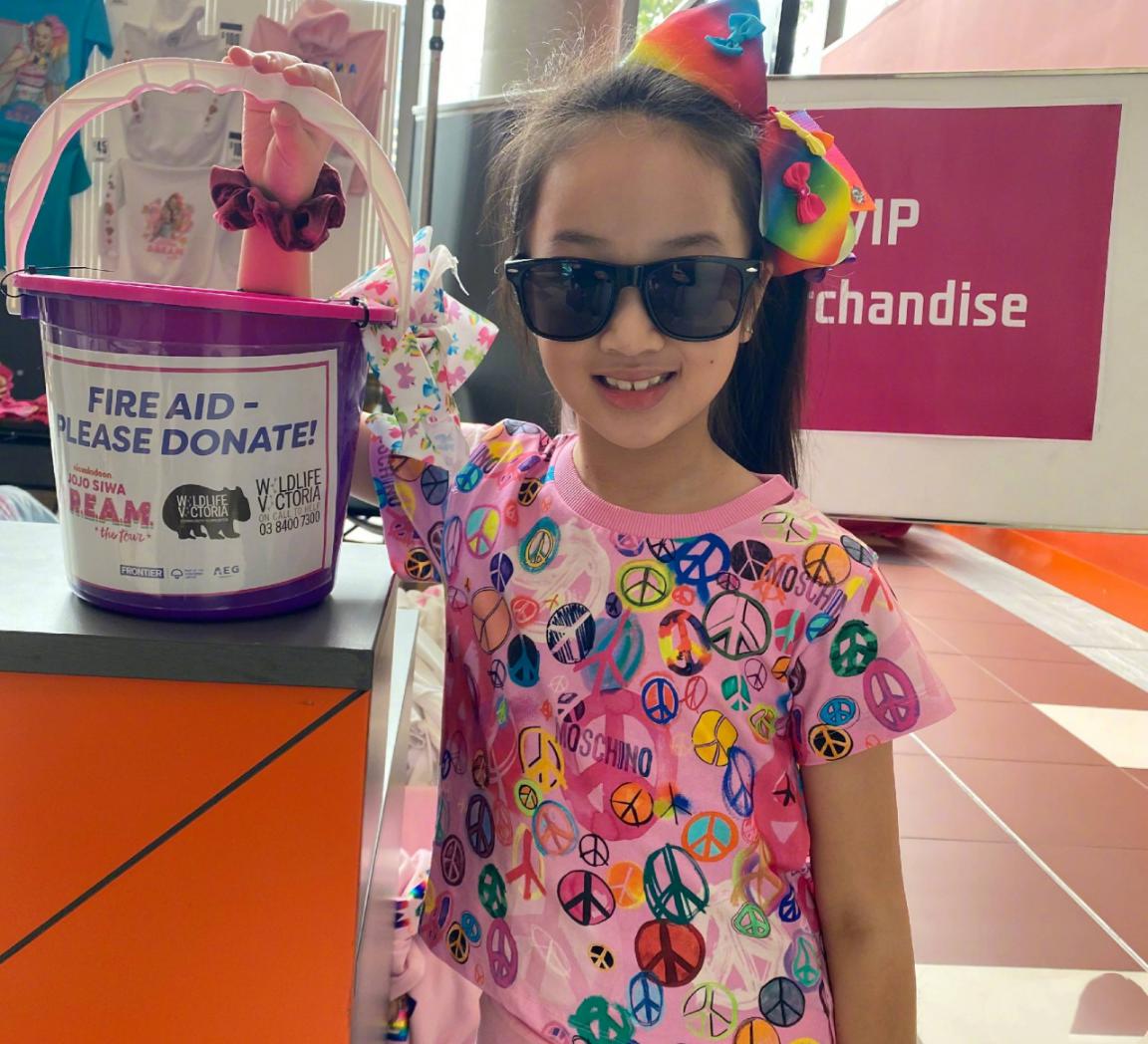 吳尊女兒不得了，穿運動裝隨手一個前撐翻，穿衣時髦功夫也很棒