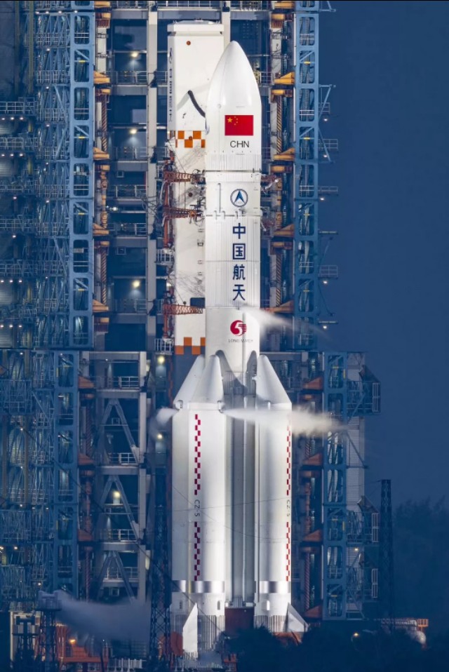 长征五号将在年底前发射嫦娥探测器，实现我国首次月球采样返回