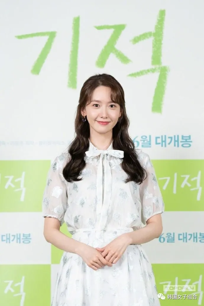 就仿佛感受到温暖明媚的春天,这位女团爱豆的电影发布会照片