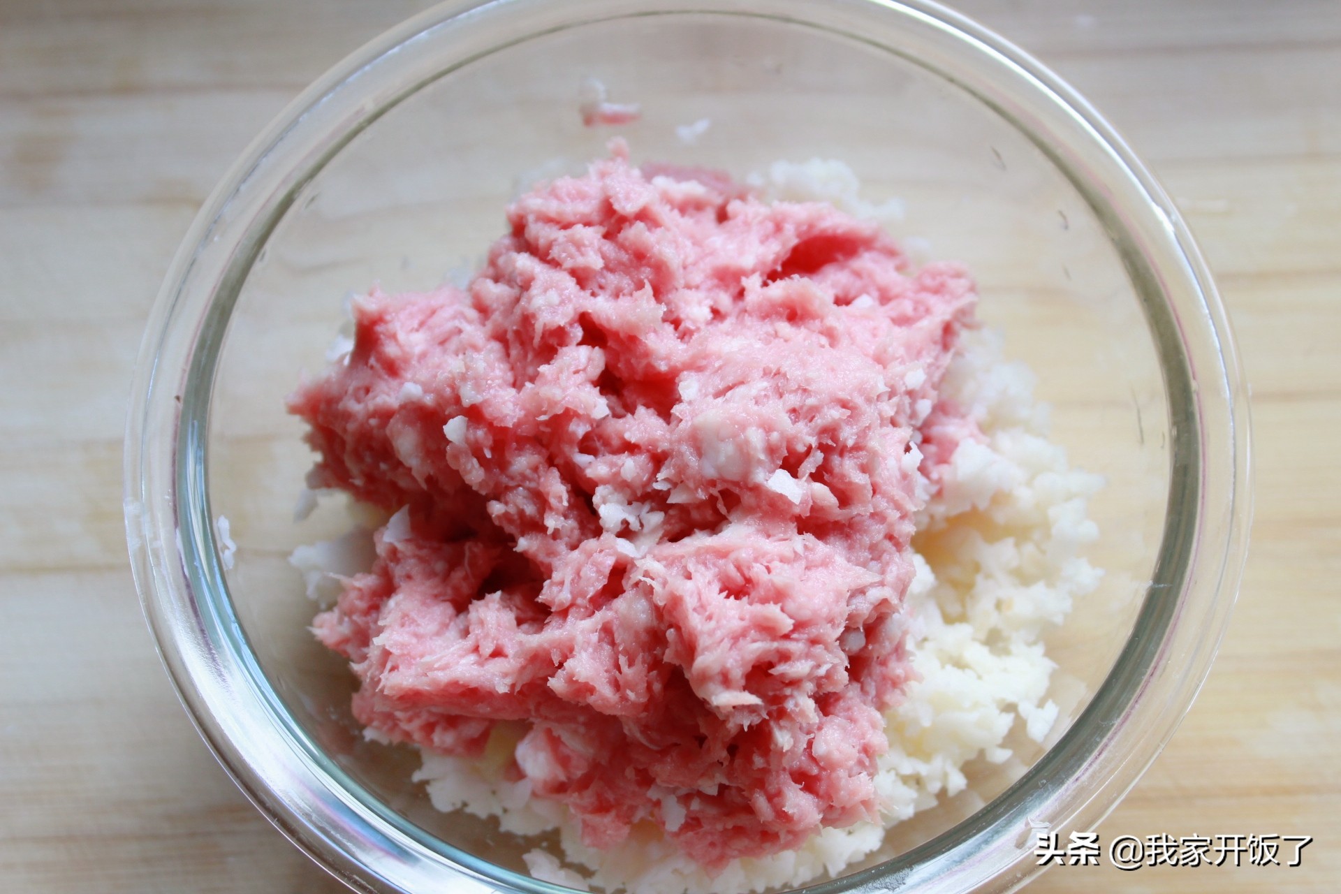 秋天莲藕最鲜，别凉拌了，做成藕饼抢着吃，香脆可口，好吃又滋补