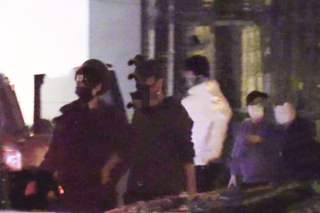 Sweet to  Zuo ! Wang Fei carries the male friendly bureau that go to a meal, 2 people pull a hand to be like first love, little detail of Xie Ting sharp edge is very warm heart