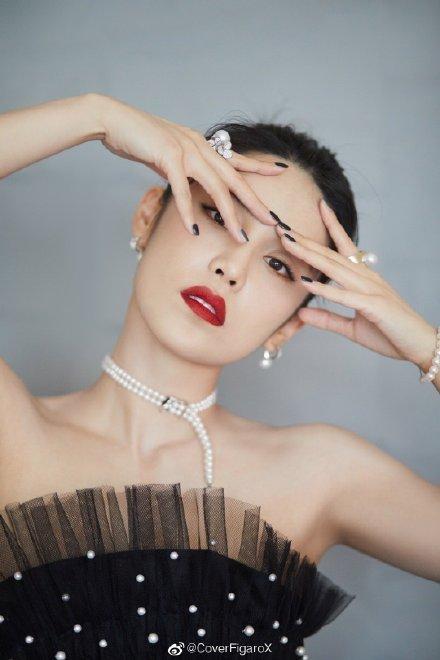 杨颖抠图走红毯遭网友怒谯带坏风气，费加罗风