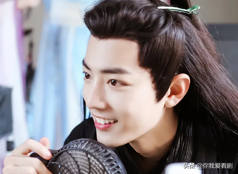 终于懂了肖战在娱乐圈里的笑，那是90后明星的爱