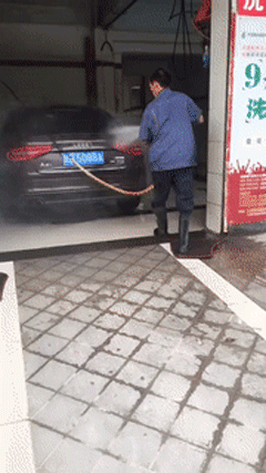 爆笑GIF图片：一条鱼带来的艳遇，大爷开心的笑啦