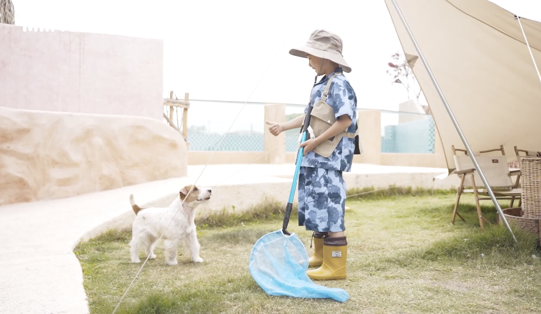 Jasper拍六一写真，8岁小小春长成翩翩少年，玩水吹泡泡充满童趣