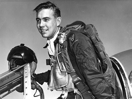 美军王牌飞行员被19岁志愿军击落，被俘后越狱，还假扮苏军偷飞机