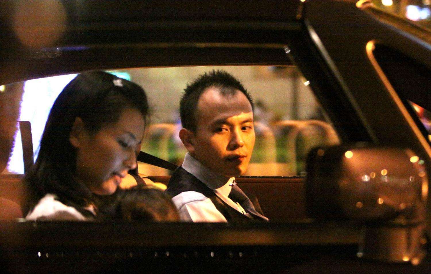 砸的就是假货！王刚首次回应“砸宝闯祸”，但谣言会因此消散吗？