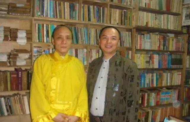 他自称清朝正统，高调保留皇族生活习惯，为保