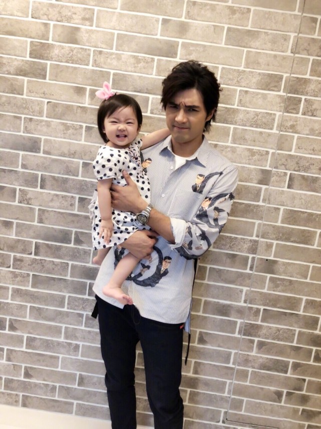 贺军翔七夕官宣二胎得女，在妻子孕期与女性友人牵手拥抱却获理解