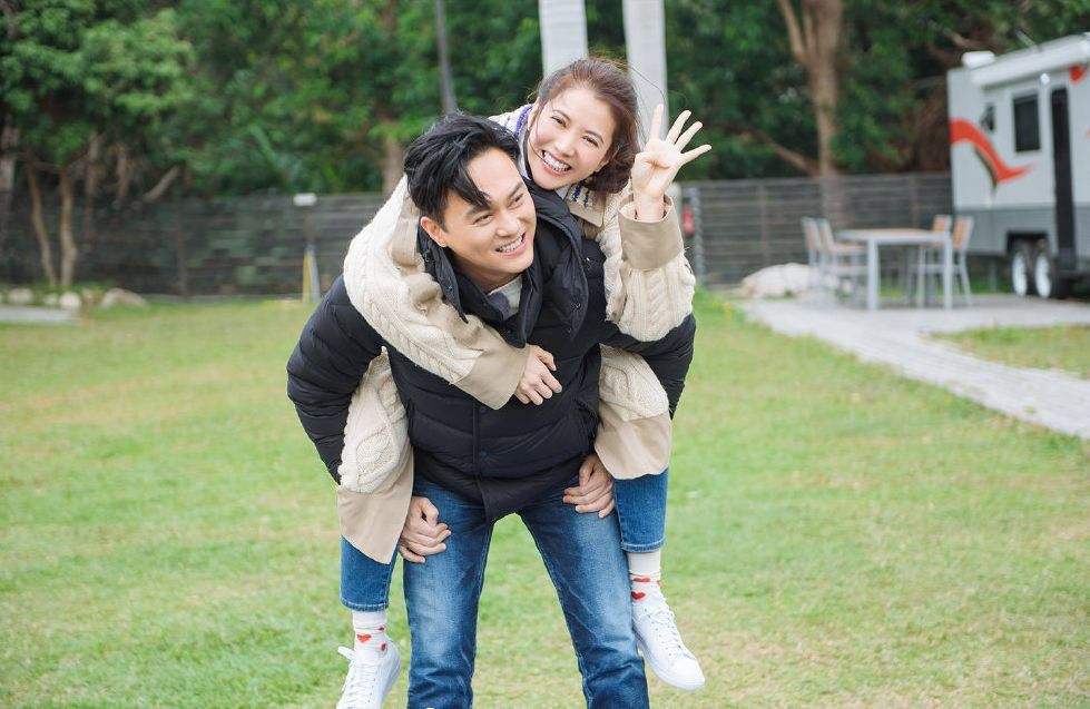 羡慕！张智霖夫妇近亿豪宅曝光，户外环境如仙境，网友：神仙生活