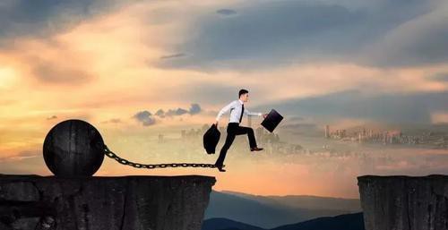 实体店开始出现倒闭潮，电商也纷纷退群，今年成为生意最难做一年