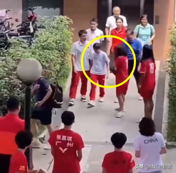 全红婵耍大牌，拒绝合影？破案了，征得何教练同意后，她主动签名