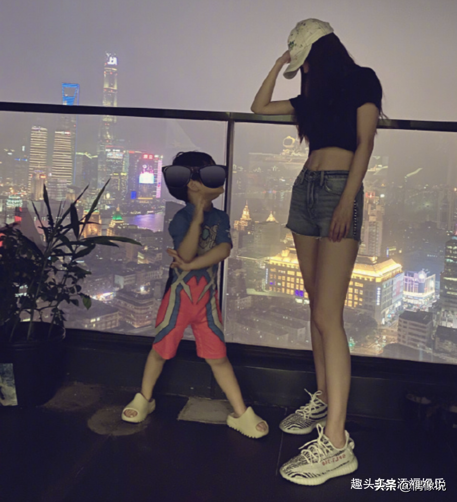 Angelababy给儿子寄贺卡，内容有黄晓明，夫妻恩爱