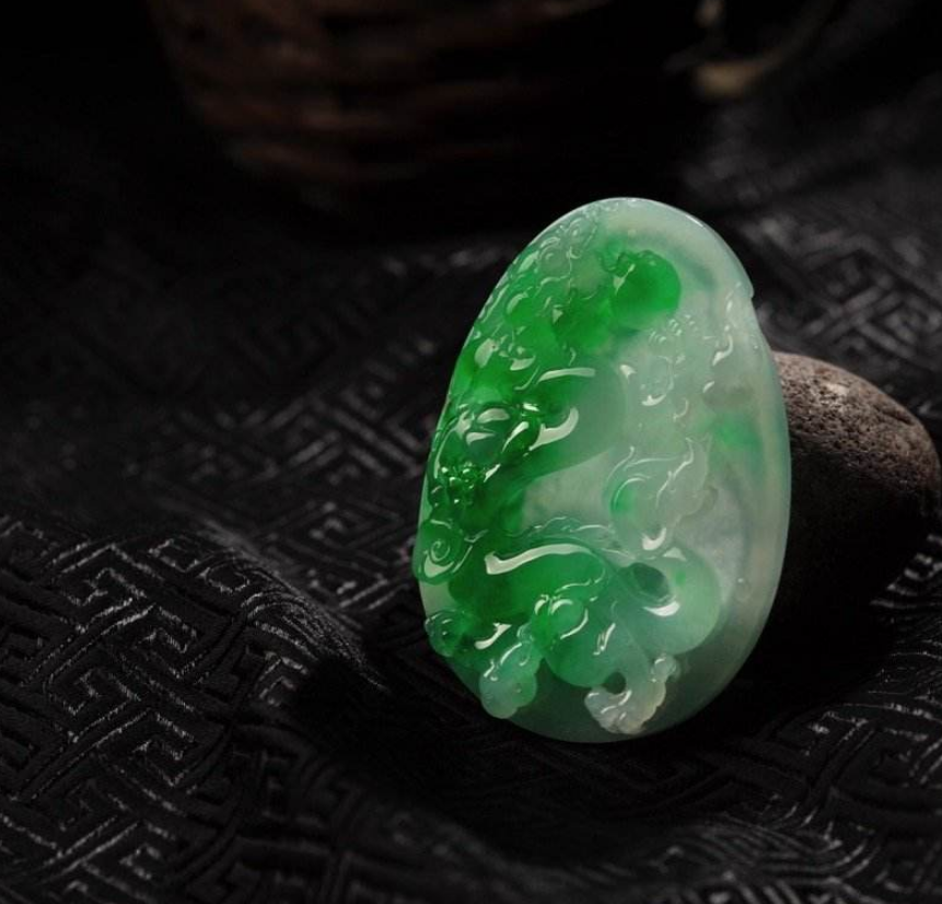 翡翠挑选小技巧，当种水和颜色不能兼得时，你会怎么选择？