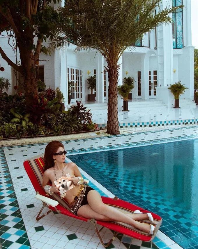 Vietnamese underwear model Yuzhen takes new photos with super bold