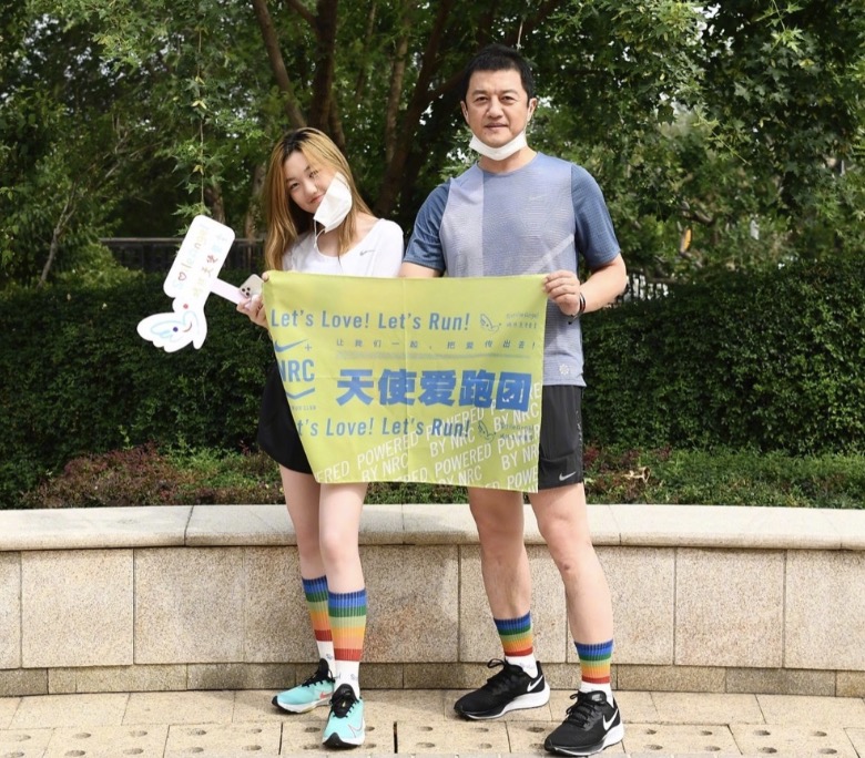 李亚鹏父女办公益筹善款，李嫣身高出众，和爸爸只有半个头的距离