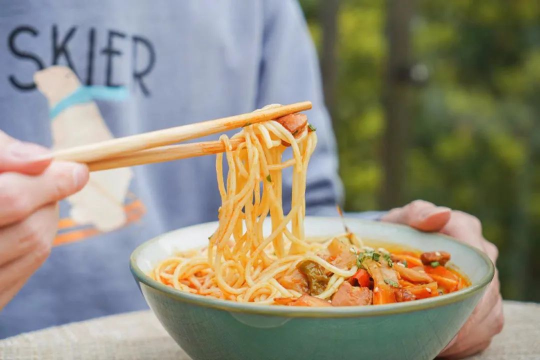 负债21亿的瑞幸咖啡创始人，能靠这碗“面”翻身？