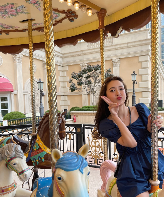 陳赫五一宅家帶娃，曬張子萱視角與女兒合照，父女深情對視超溫馨