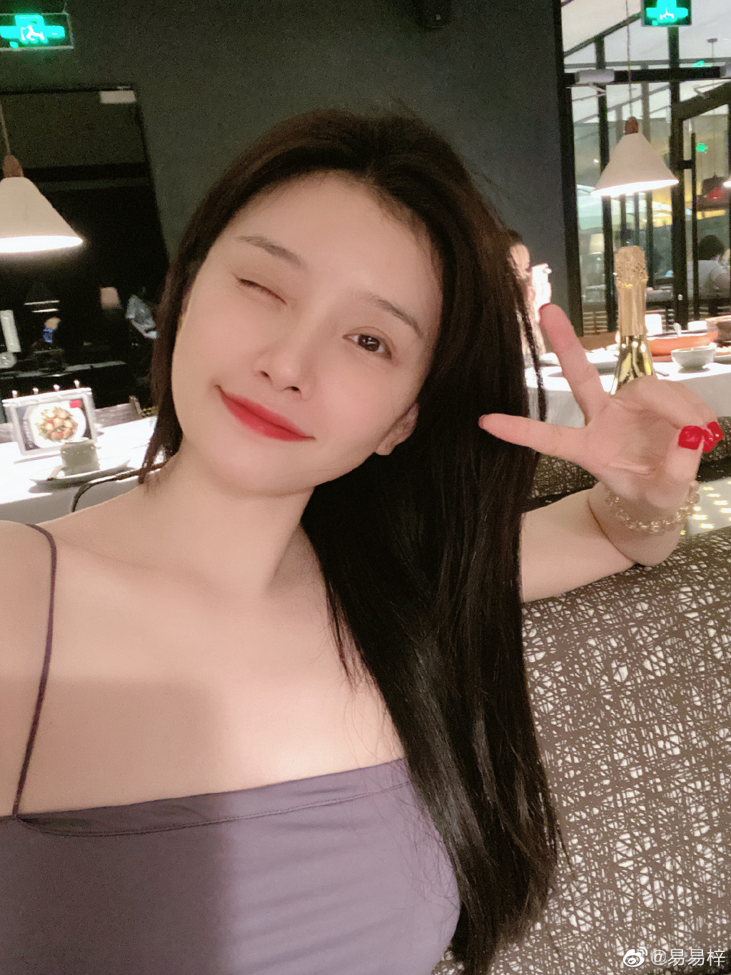 李汶翰易易紫同框来了！姐弟恋真香，引擎盖当床太大胆